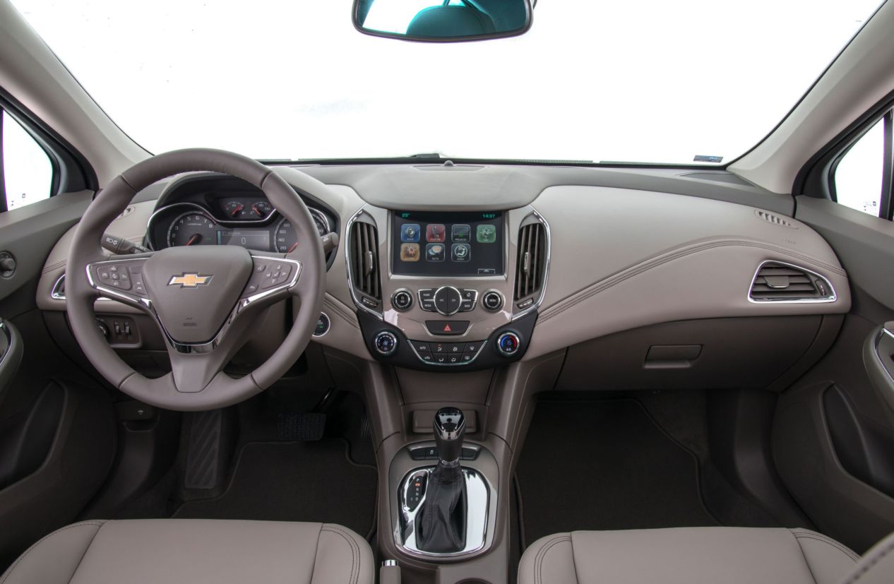 Chevrolet Cruze Sport6 é bom, mas derrapa nos detalhes