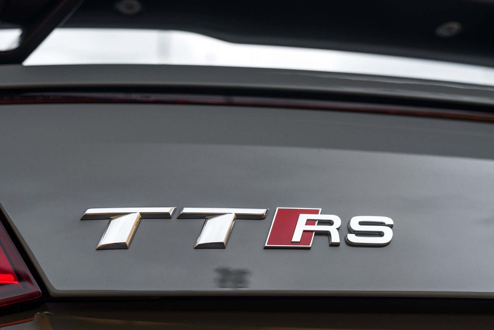 Confira detalhes do Audi TT RS 2018. Cupê esportivo equipado com motor turbo de 400 cv e tração integral tem preço de R$ 425 mil.