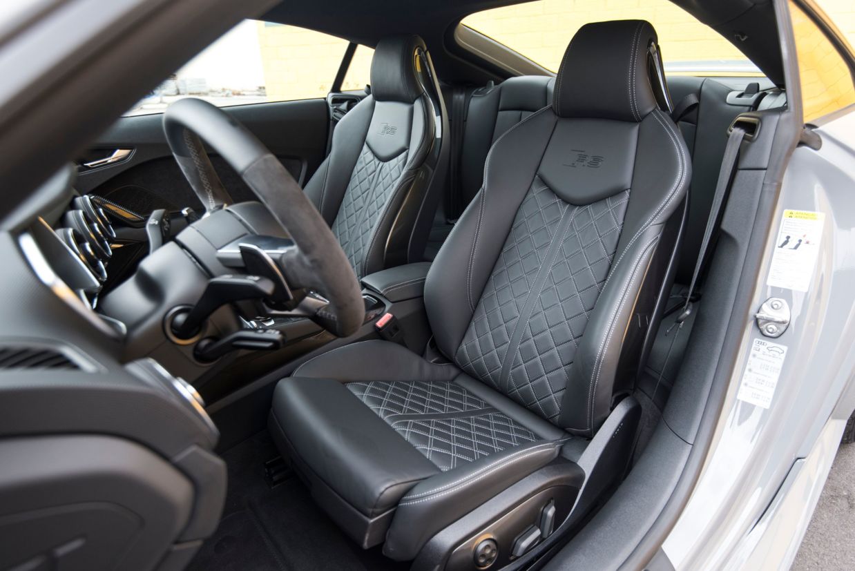 Conforto é escasso no Audi TT RS, mas há muito luxo