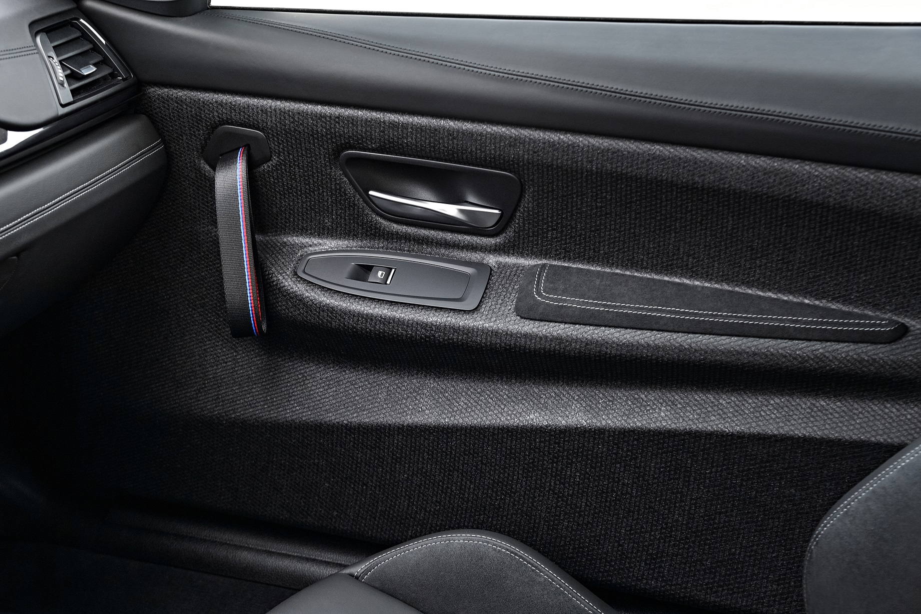 Puxador da porta foi substituído por faixa de lona no BMW M4 CS (BMW/Divulgação)