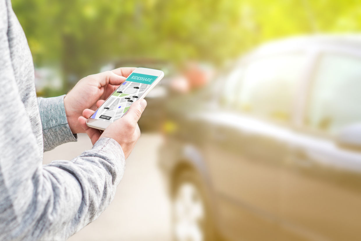 Aplicativos de compartilhamento de carro chegam aos grandes centros urbanos brasileiros. Alternativa promete ajudar o bolso dos motoristas com bastante comodidade.