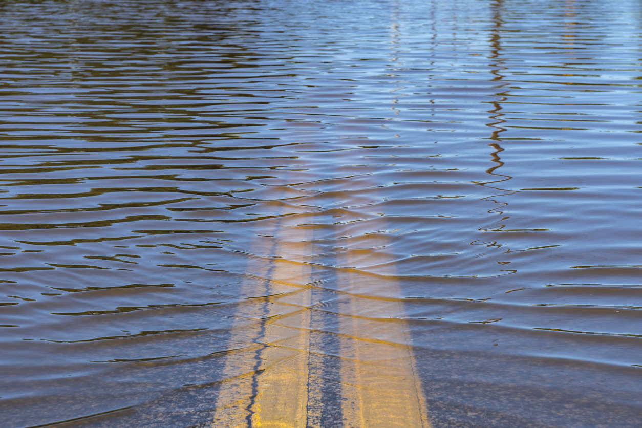 Falta de estrutura nas ruas e estradas do Brasil é responsável por causar alagamentos. Conheça os cuidados que o motorista deve ter para não tomar prejuízo ou se envolver em acidentes nos períodos de chuva.