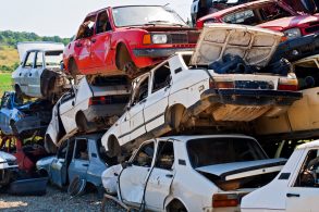 Desmanche de carros; Montante de sucata de carros empilhados no ferro-velho