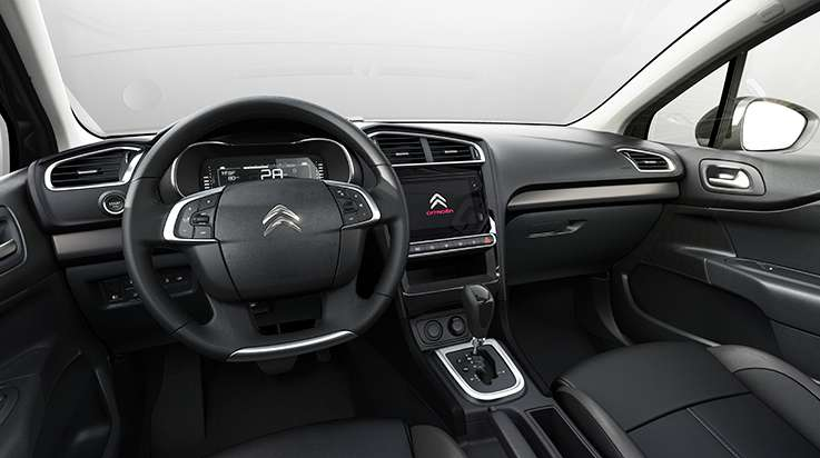 Reestilização do sedã Citroën C4 Lounge mantém motorização anterior, ganha central multimídia e painel digital. Três volumes francês chega às ruas em abril.