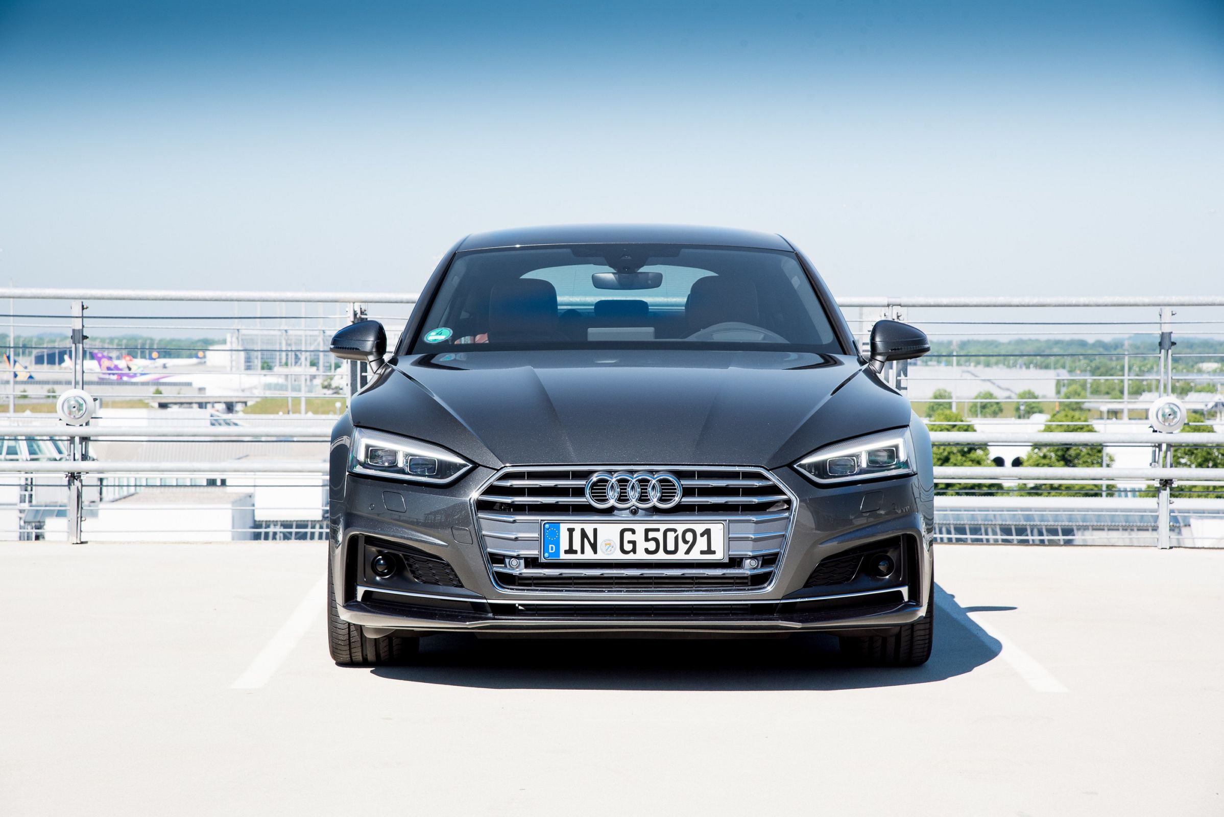 Audi convoca os modelos A4 Sedan, Avant e A5 Sportback para recall dos frisos de alumínio do acabamento dos alto-falantes dianteiros e traseiros.