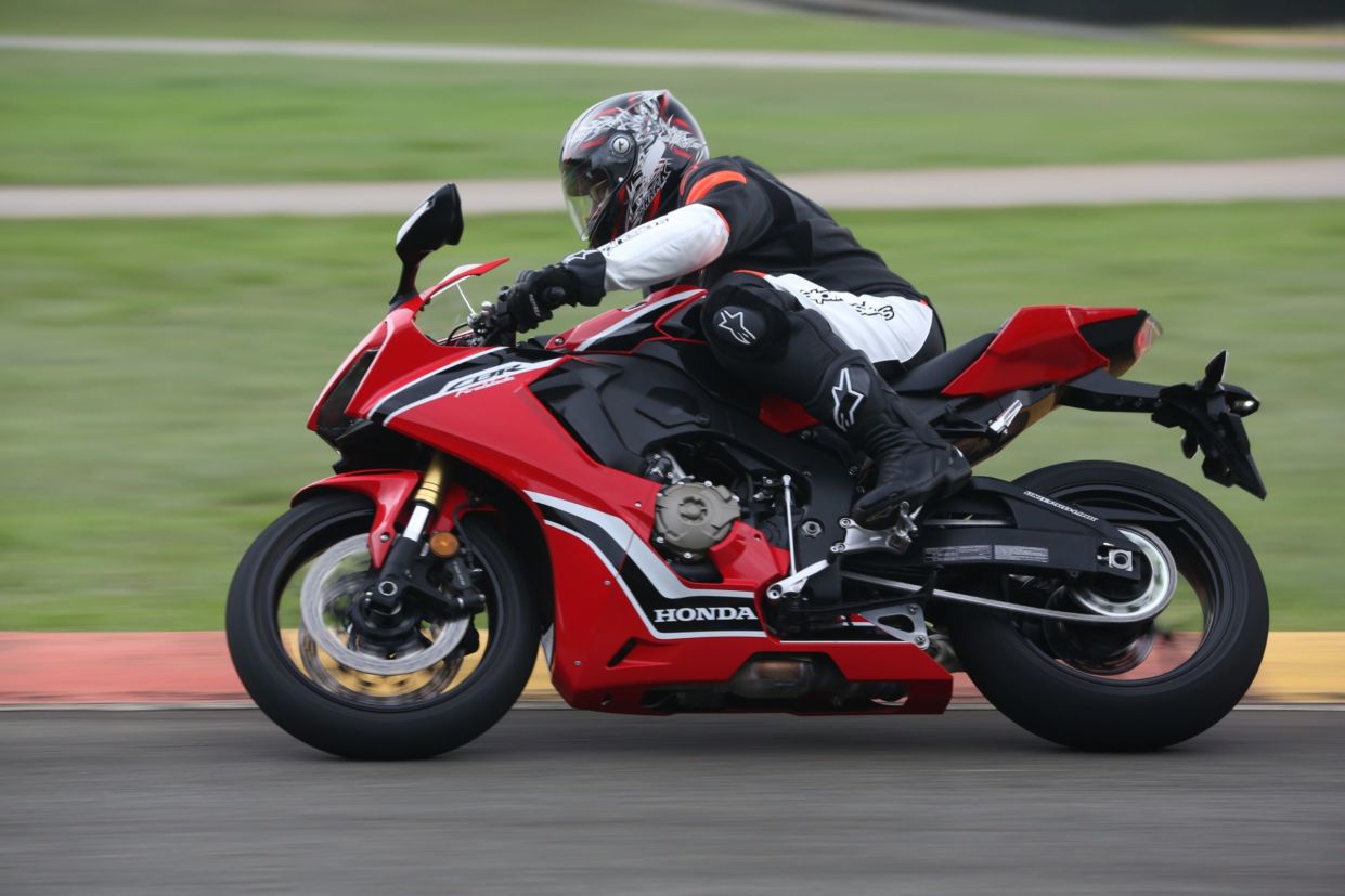 Honda CBR 1000RR Fireblade ficou mais leve e potente