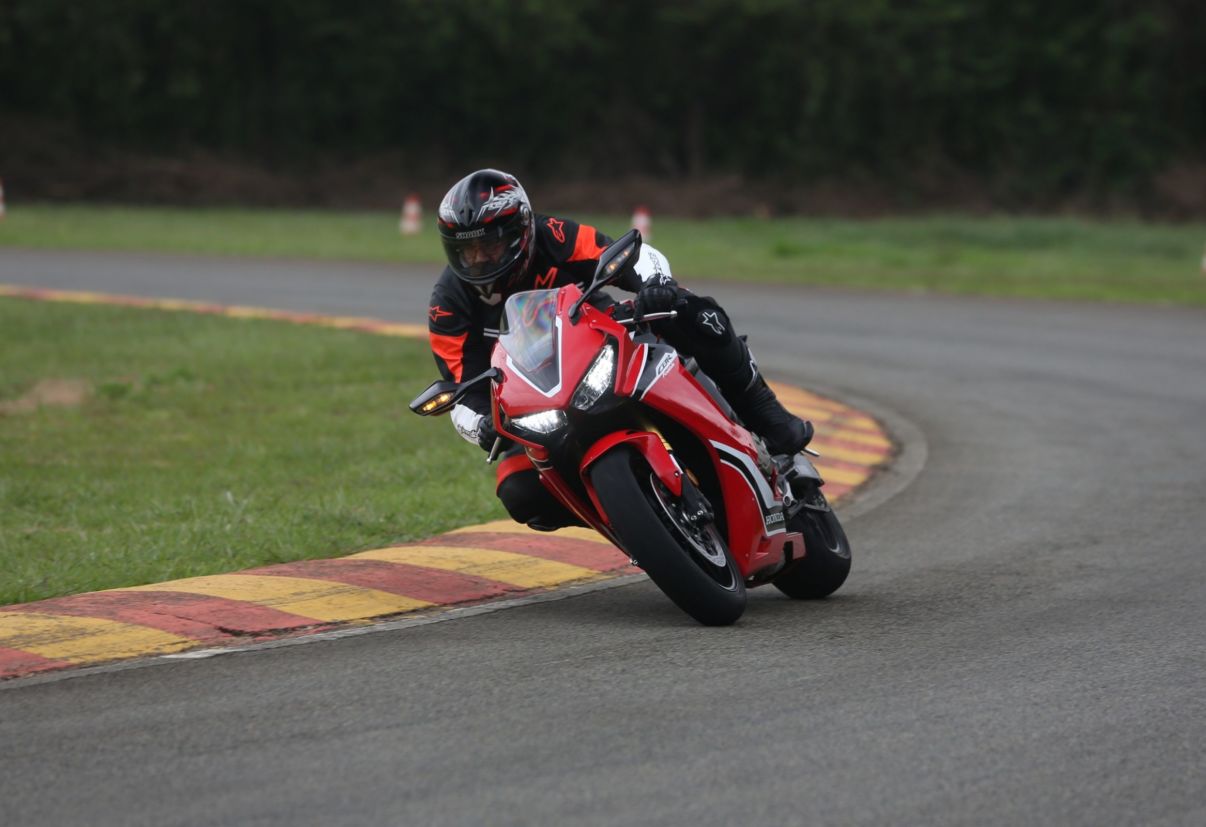 Honda CBR 1000RR Fireblade ficou mais leve e potente