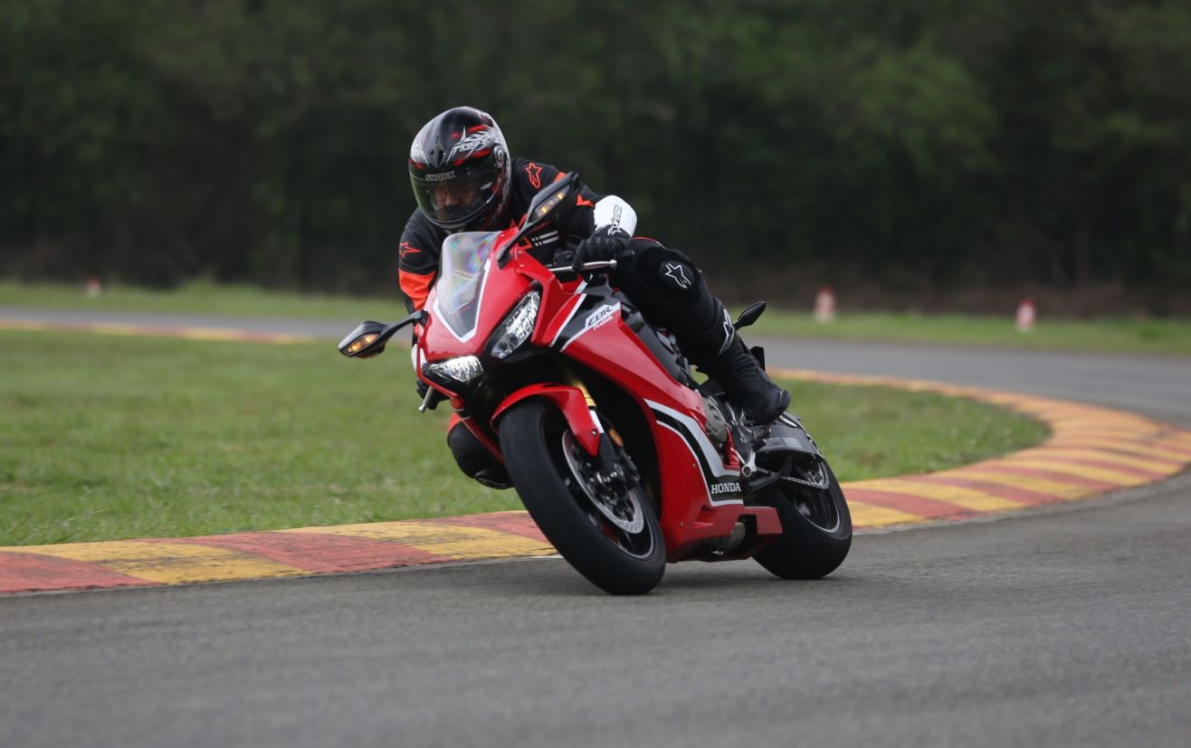 Honda CBR 1000RR Fireblade ficou mais leve e potente