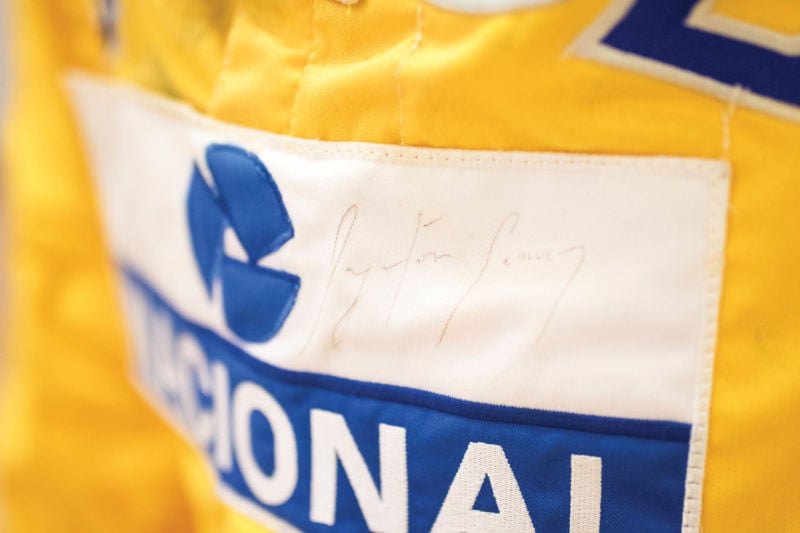 Macacão que Ayrton Senna utilizou durante 1987 será leiloado. Foi com o uniforme da Lotus que o piloto ganhou seu primeira corrida em Mônaco. Traje da sorte ainda subiu a mais 7 pódios.