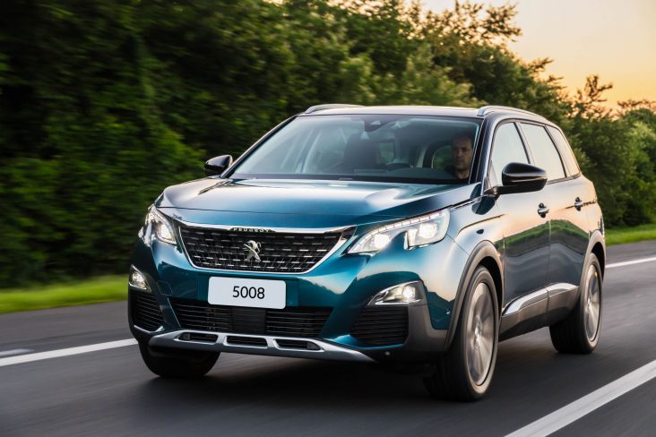 Peugeot 5008 traz como diferencial a capacidade de transportar até sete pessoas. Preços do SUV vão de R$ 157.490 a R$ 166.490.