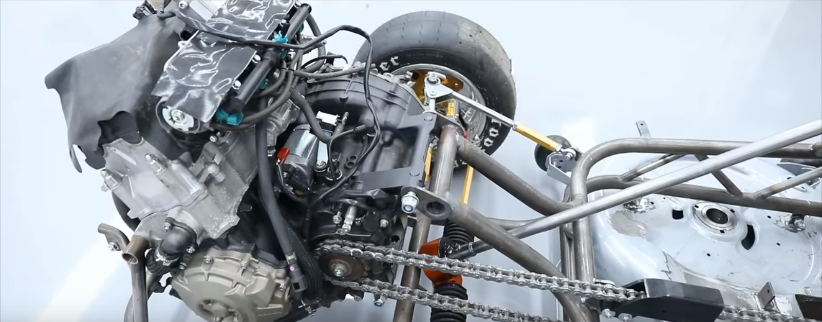 A Honda quer recuperar o recorde de "cortador de grama mais rápido do mundo". Para isso, projetou o Mean Mower 2.0 com 192 cv e capacidade para chegar a 215 km/l.