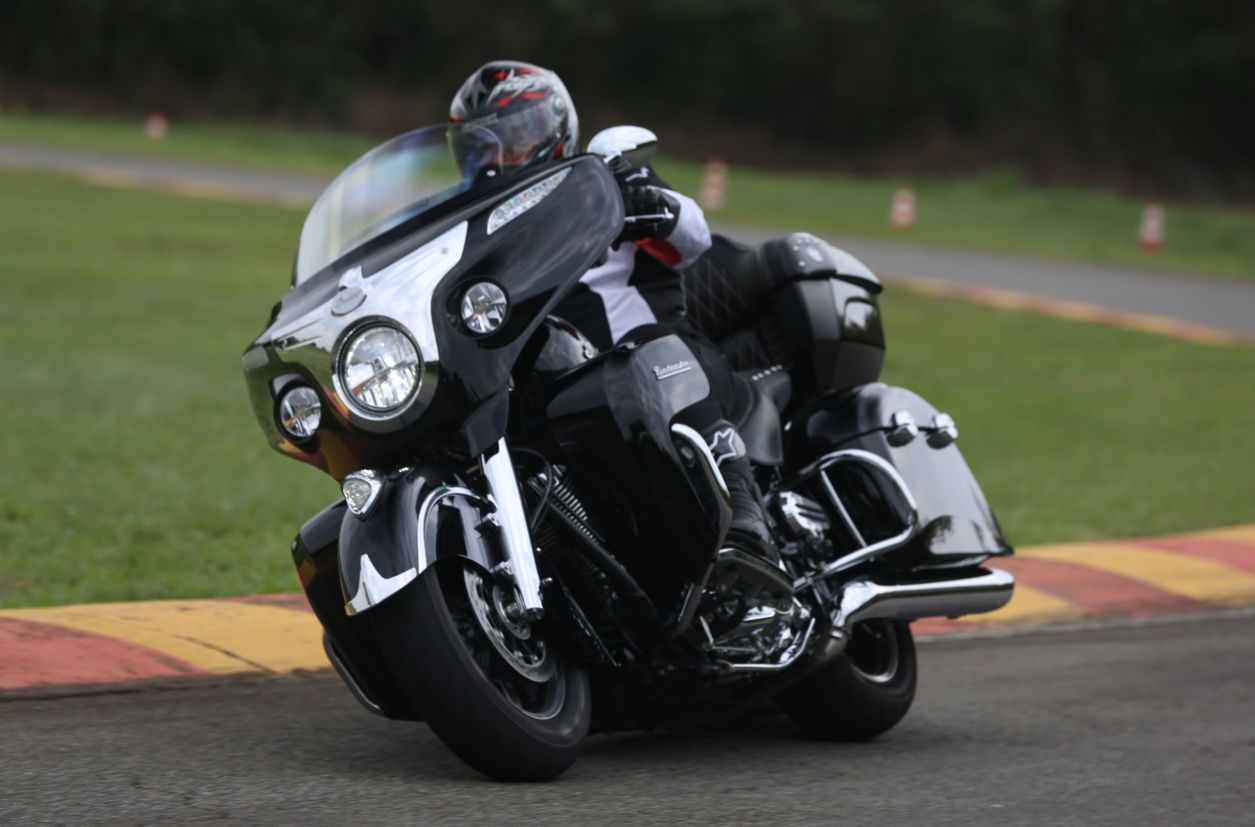 Na estrada, Indian Roadmaster fica "leve"