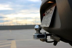 Engate do tipo bola na traseira de um automóvel