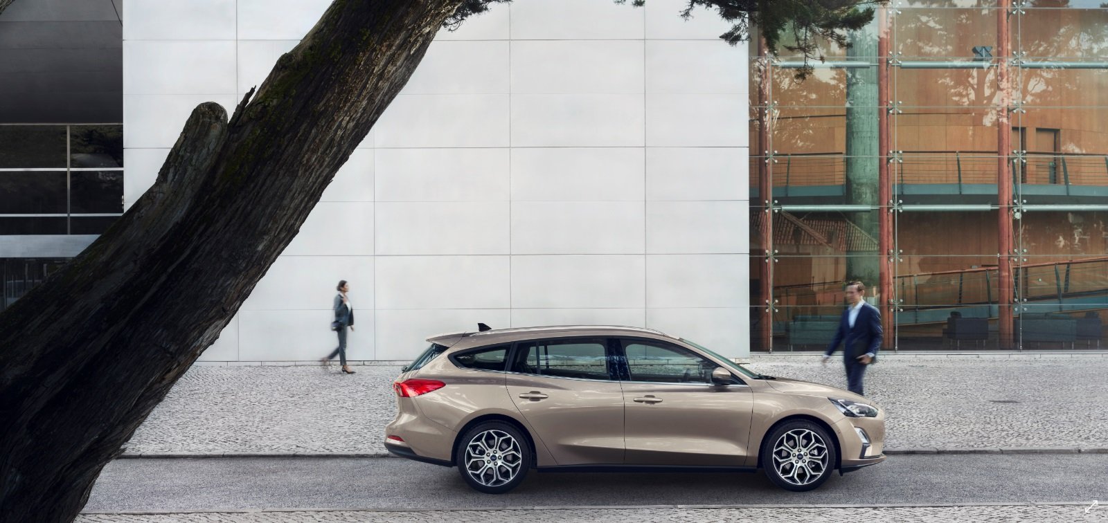 Ford apresentou, nesta terça-feira (10), a nova geração do Focus. Além da cara nova, o hatch está maior e mais moderno. Ainda não há previsão de chegada da quarta geração ao Brasil.