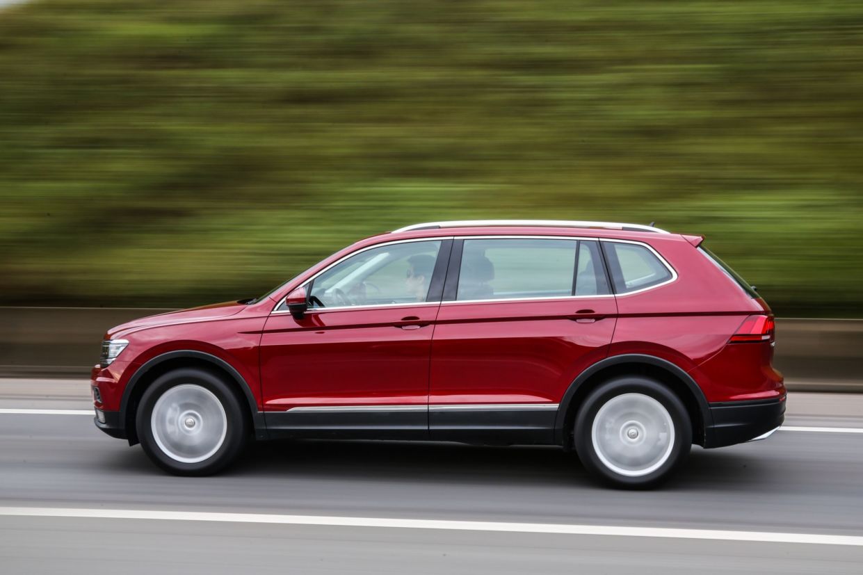 Novo Tiguan pode transportar até sete ocupantes, mas espaço na terceira fileira de bancos é reduzido; maior parte dos equipamentos tecnológicos é restrita à versão R-Line