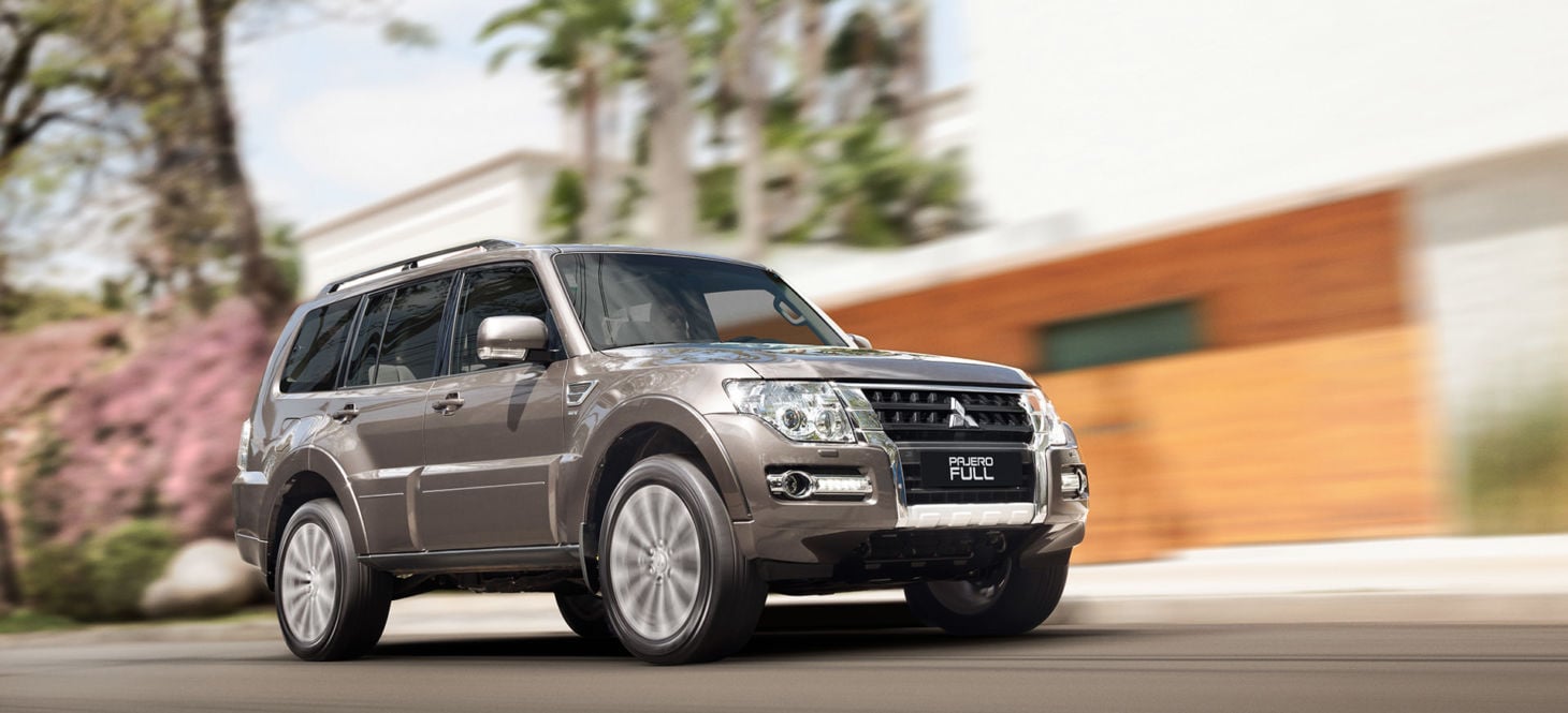 pajero Mitsubishi Pajero Full cinza de frente em movimento