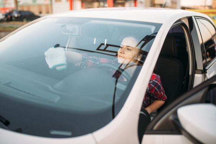 higienizacao automotiva lavar o carro limpar vidros e para brisa por dentro