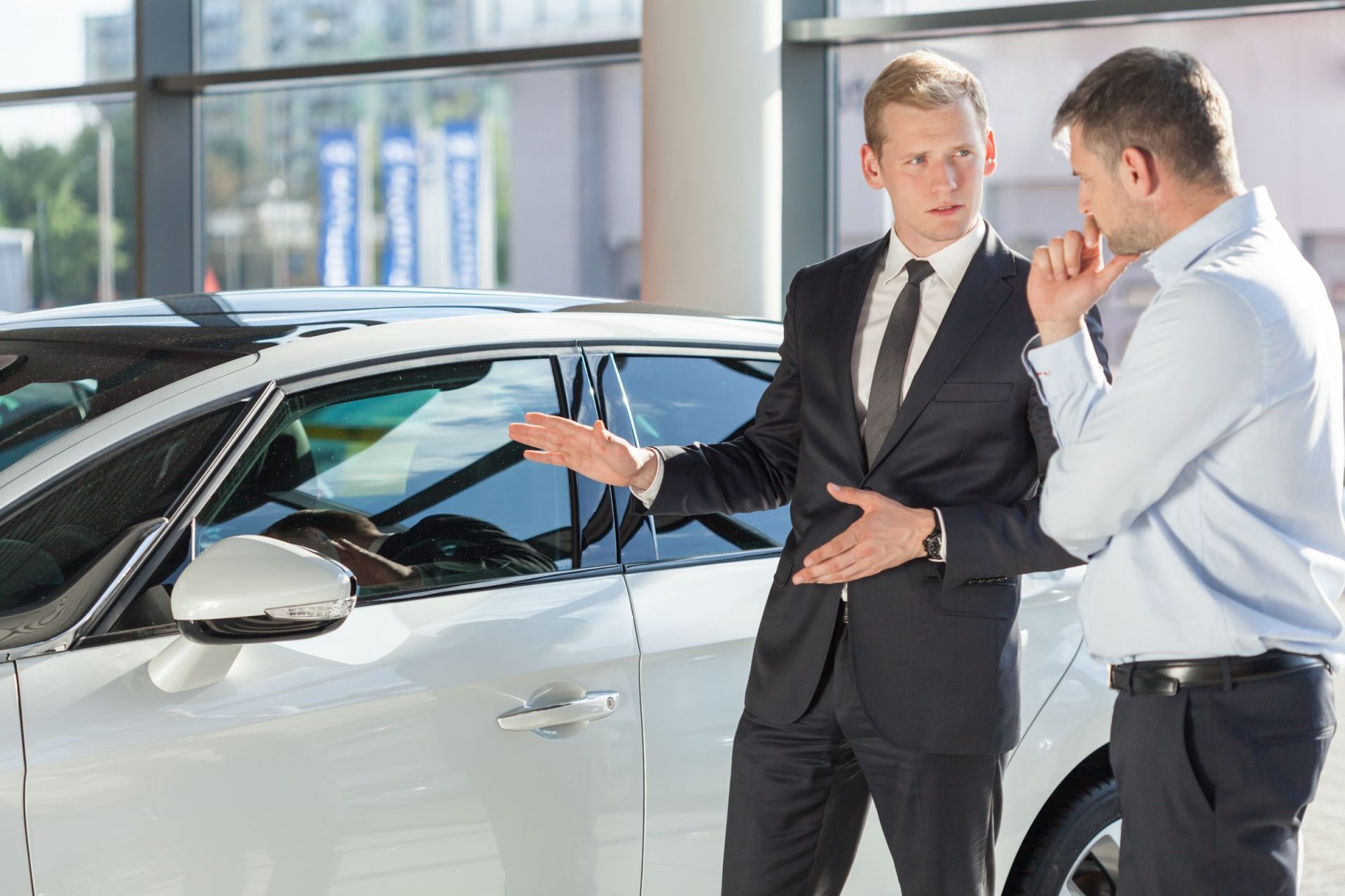 Un Comerciante De Autos Usados Compra Dos Automoviles