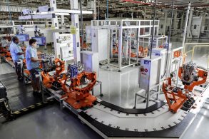 interior da fábrica da ford em taubate em linha de produção do motor 1.5