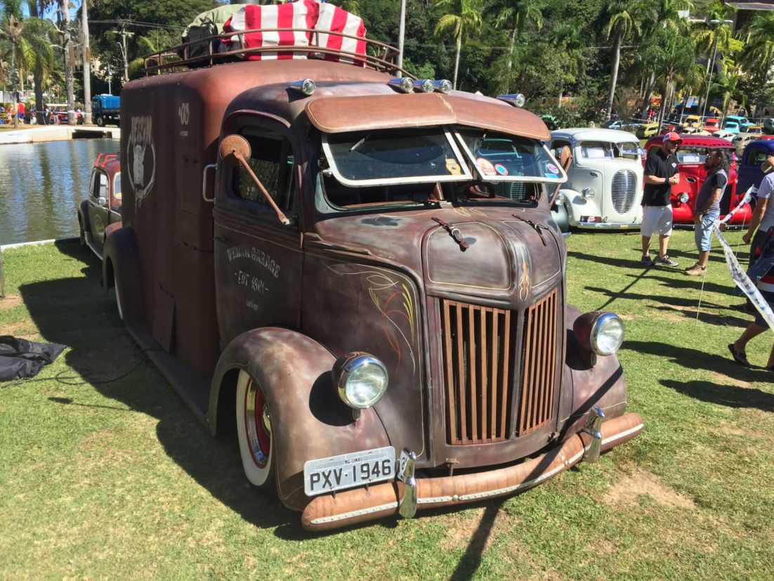 Voltado para o comércio, edição 2018 do encontro de carros antigos Águas de Lindóia, em SP, reuniu cerca de 1.300 veículos de coleção.