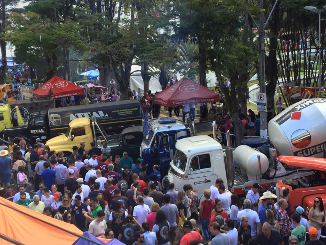 Voltado para o comércio, edição 2018 do encontro de carros antigos Águas de Lindóia, em SP, reuniu cerca de 1.300 veículos de coleção.