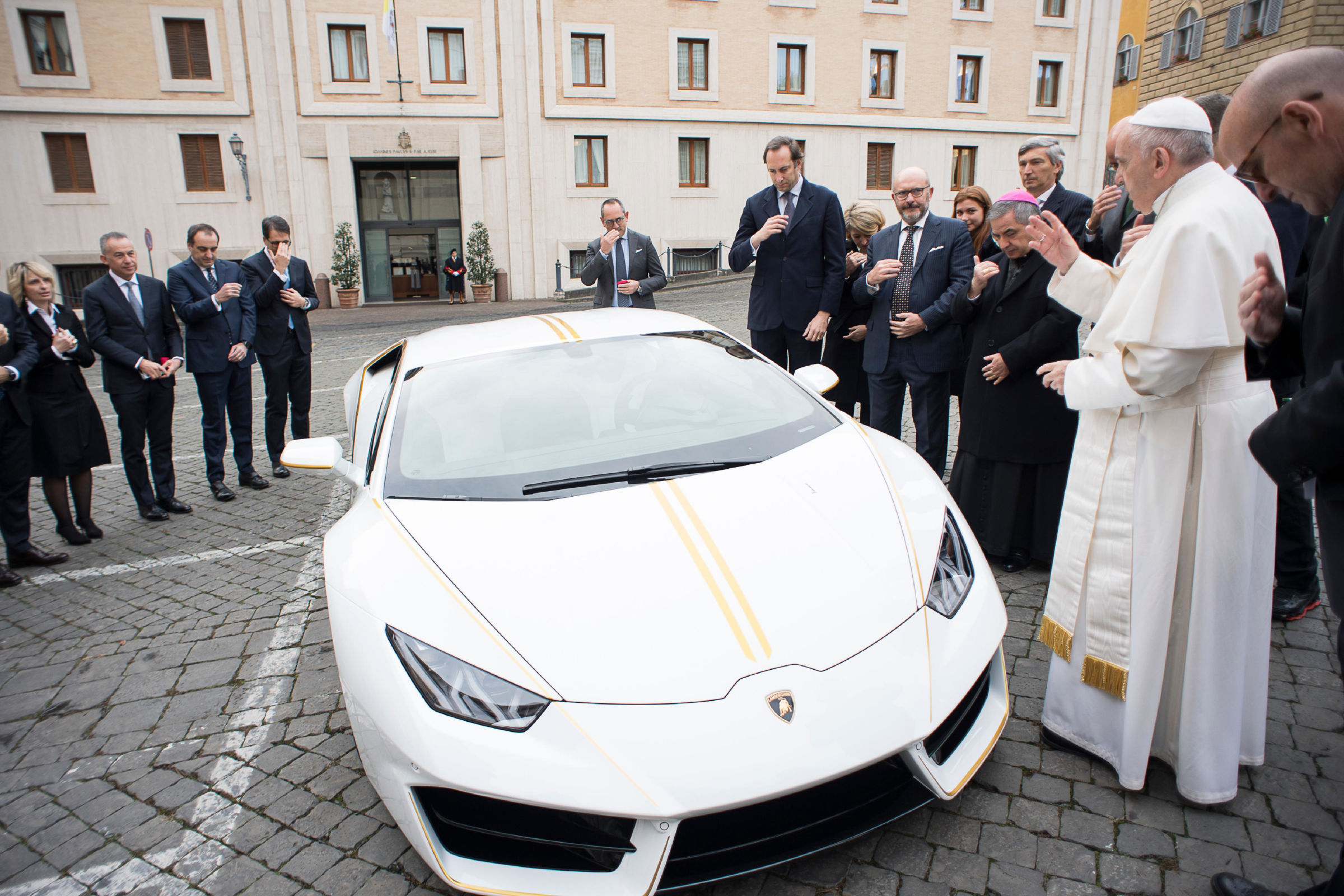 papa francisco lamborhini huracan lamborghini papal