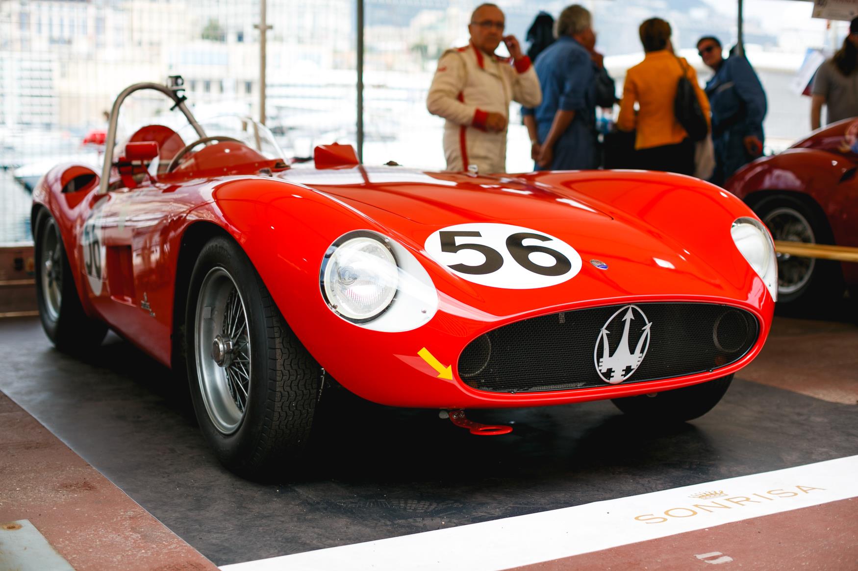 Carros de corrida antigos cruzam Grand Prix Historique em Mônaco