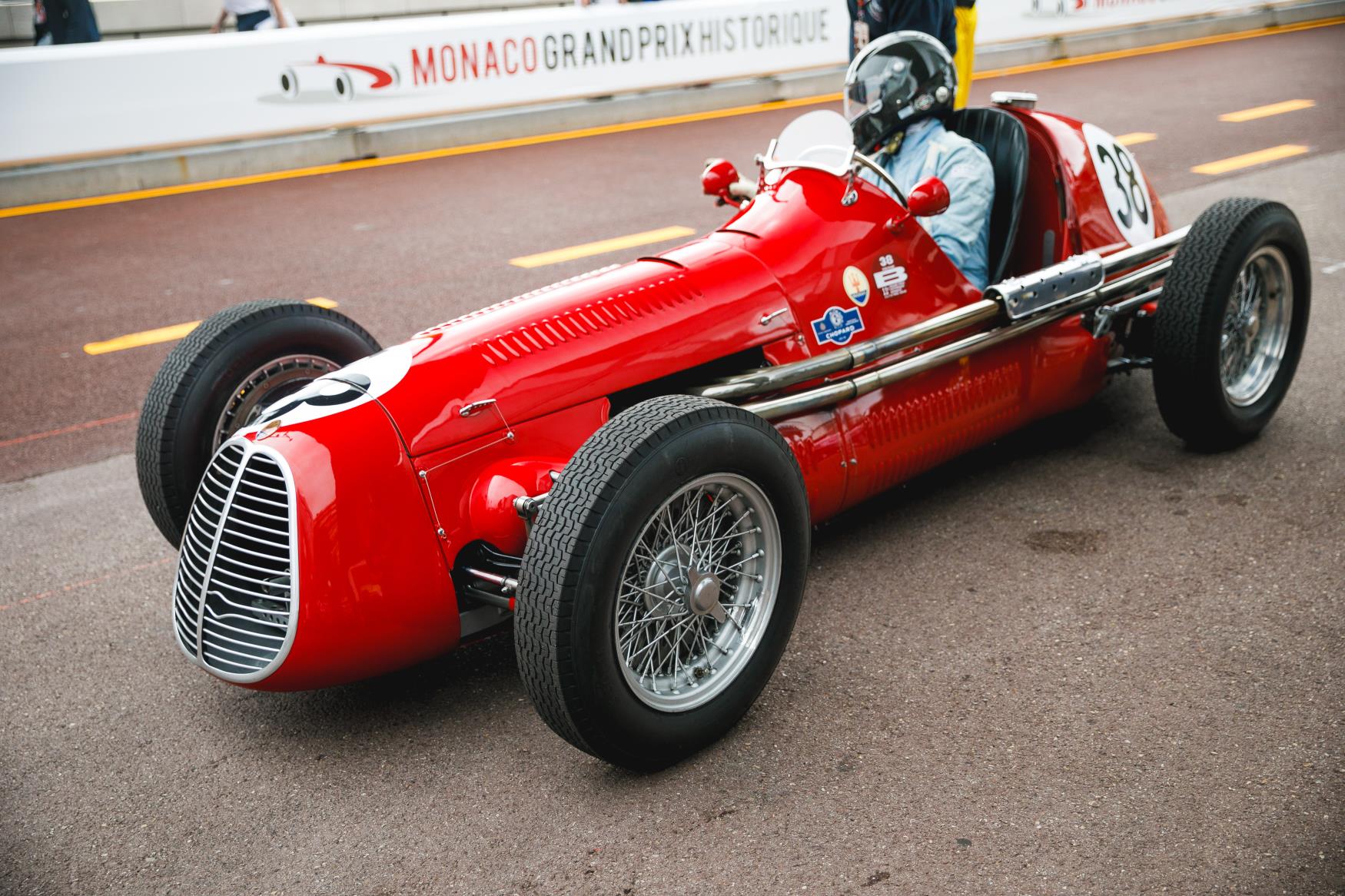 Carros de corrida antigos cruzam Grand Prix Historique em Mônaco