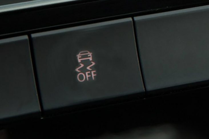 Botão do controle eletrônico de estabilidade do carro, mais conhecido como ESC