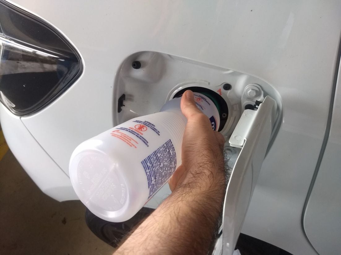 Etanol: recomendar a troca de combustível da bomba por bebidas destiladas ou álcool de supermercado é conversa para boi dormir