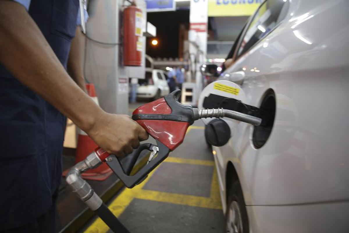 Fotos: Greve dos caminhoneiros faz taxista apelar para álcool de cozinha  para abastecer carro