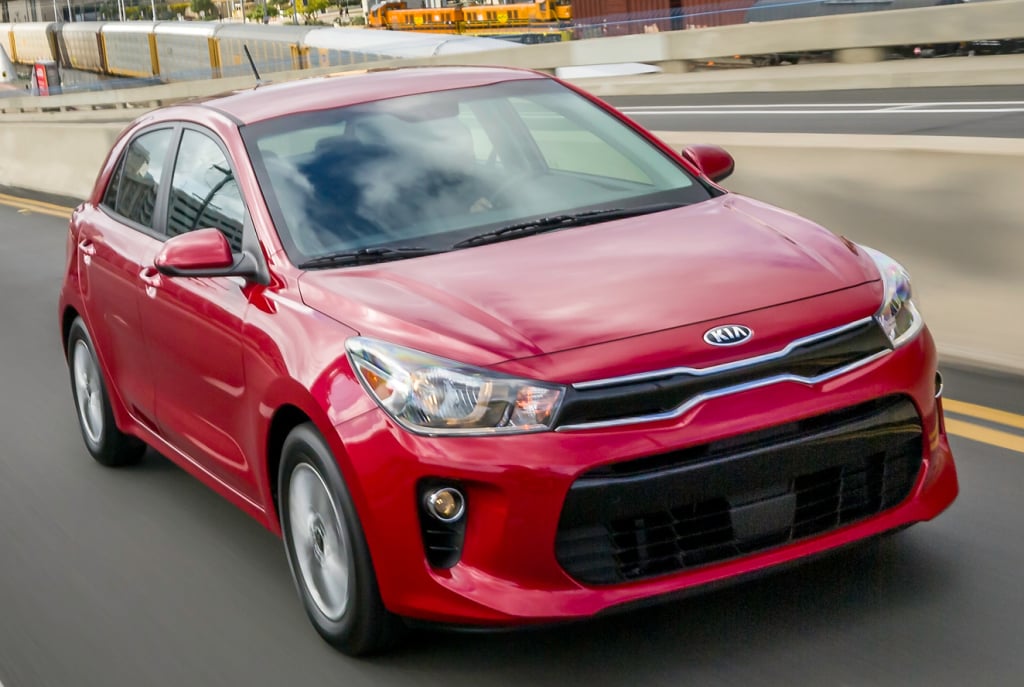 kia rio 2020 vermelho de frente em movimento