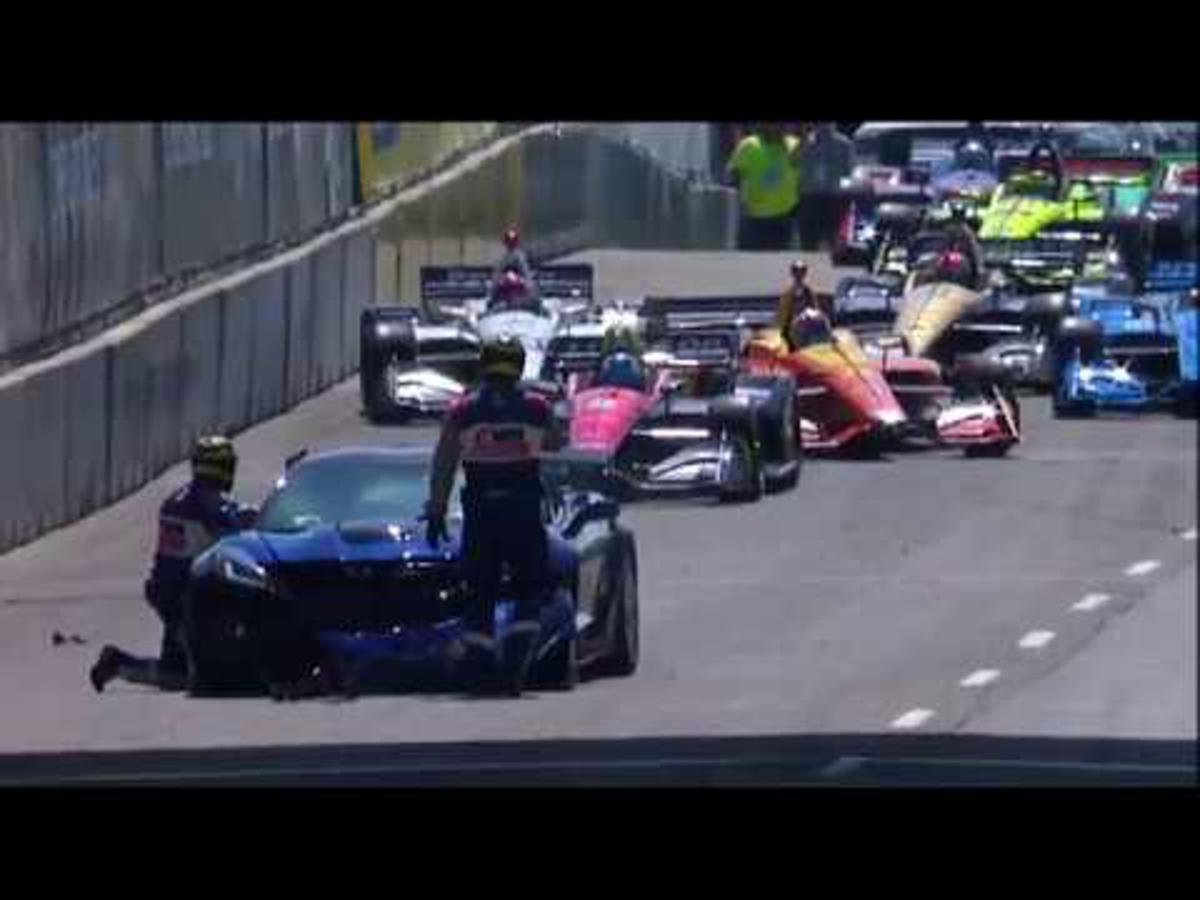 Acidente com Corvette ZR1 pace car paralisa o GP de Detroit de F-Indy