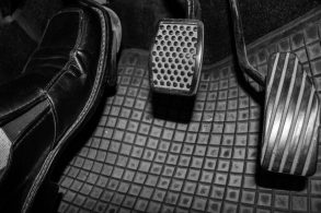 embreagem pedal shutterstock 693519874