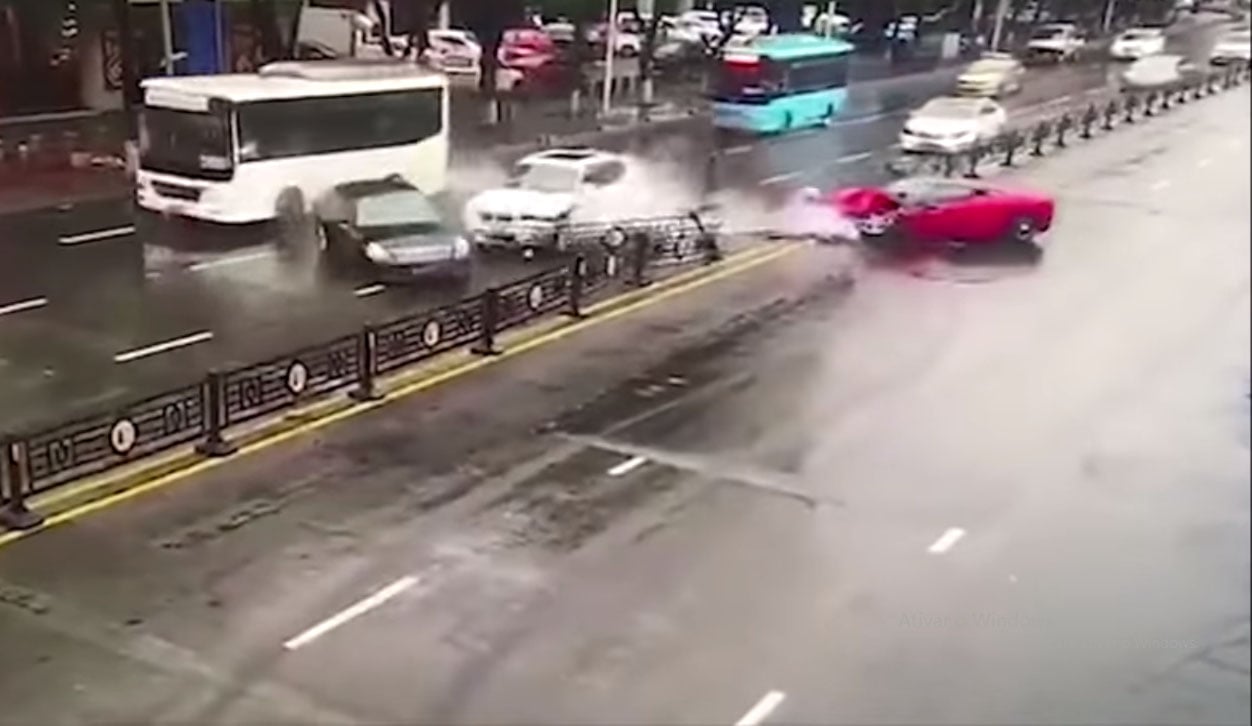 Motorista destrói Ferrari 458 minutos após alugá-la