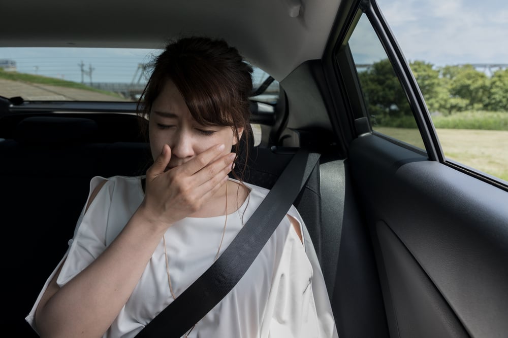 Como evitar o enjoo durante as viagens de carro