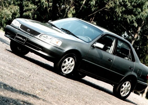 toyota corolla 1998 cinza de frente