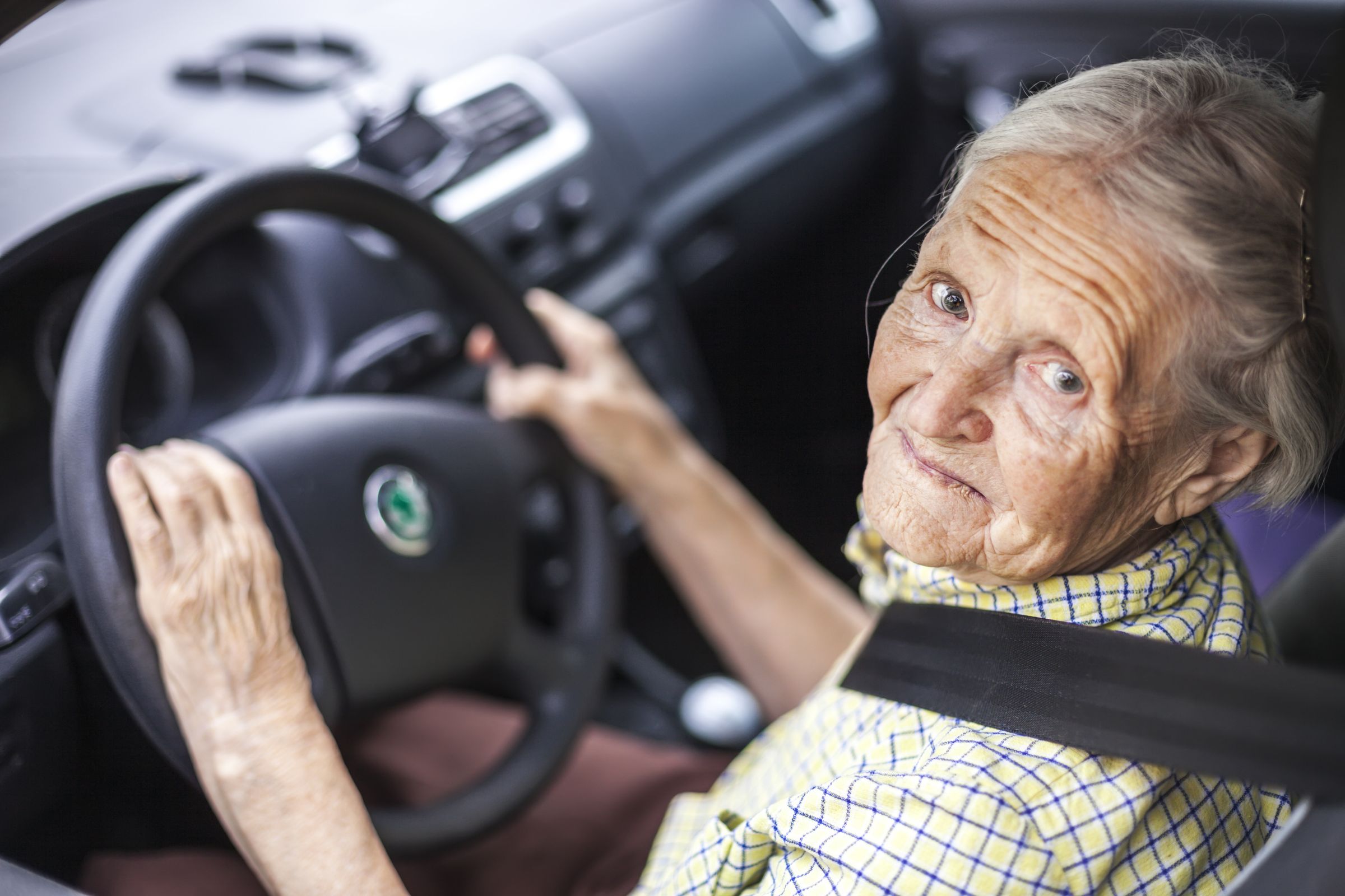 O Código de Trânsito Brasileiro não determina idade limite para dirigir, mas os motoristas precisam estar atentos, por segurança, à hora de parar.