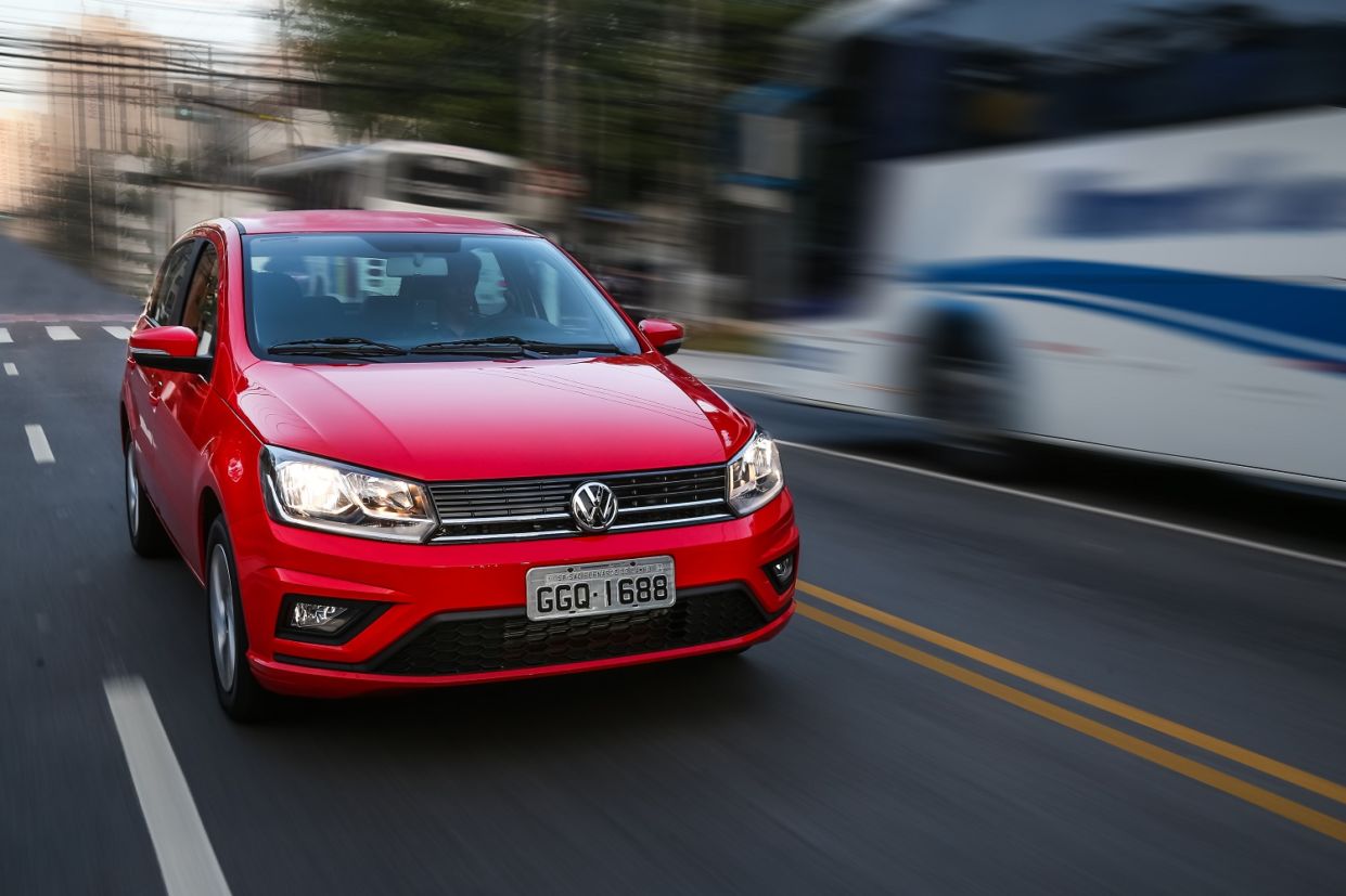 catavistorias volkswagen-gol-2019-com-transmissao-automatica-3-1241x827 O que você acha? Os Carros são mais caros hoje? Veja os preços de 10 modelos dos anos 90