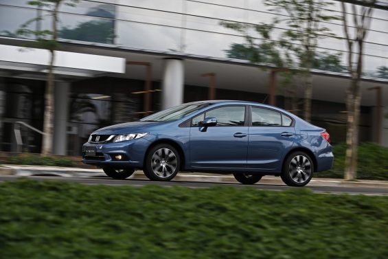 honda civic sedan azul lateral em movimento