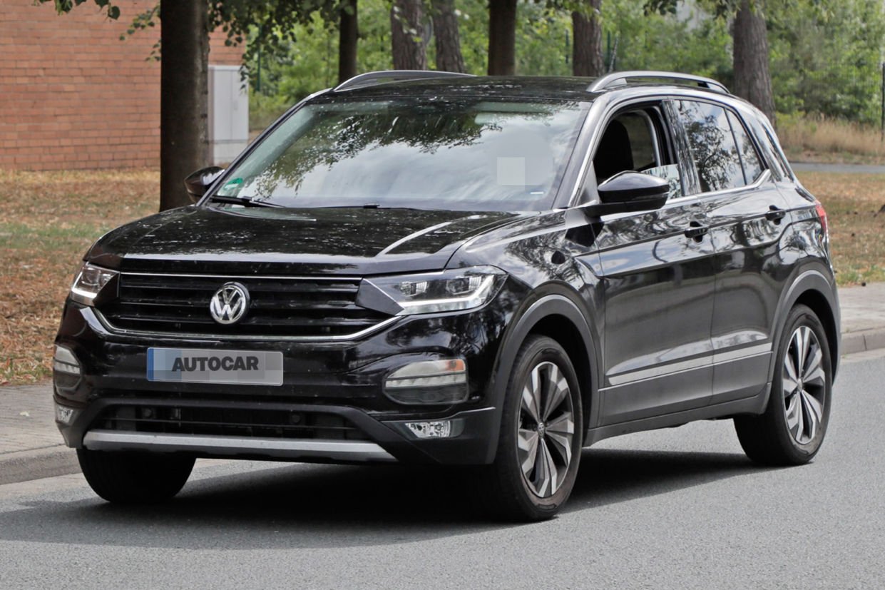 O T-Cross, SUV do Polo, foi fotografado sem camuflagens na Europa. A unidade roda em testes e tem pequenos disfarces nos acabamentos.