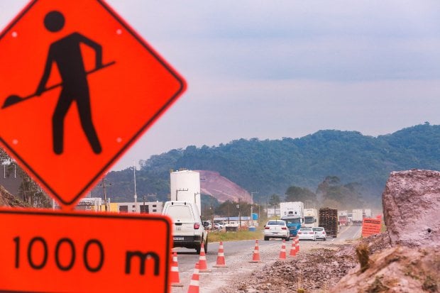 placa advertencia temporária obras na pista Foto Julio Cavalheiro Arquivo Secom