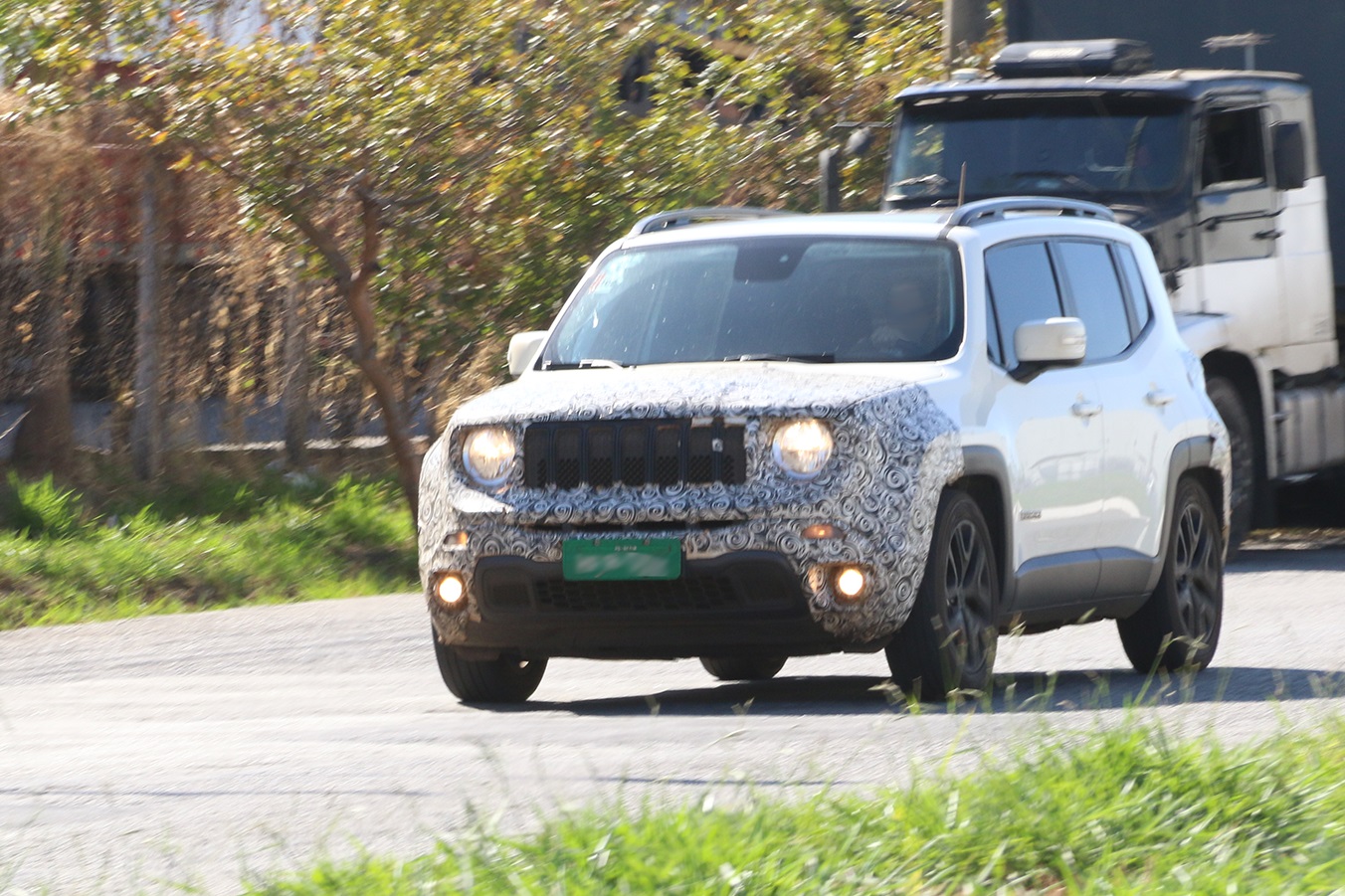 flagramos o jeep renegade 2019. novo renegade 2019 chega às lojas em novembro.