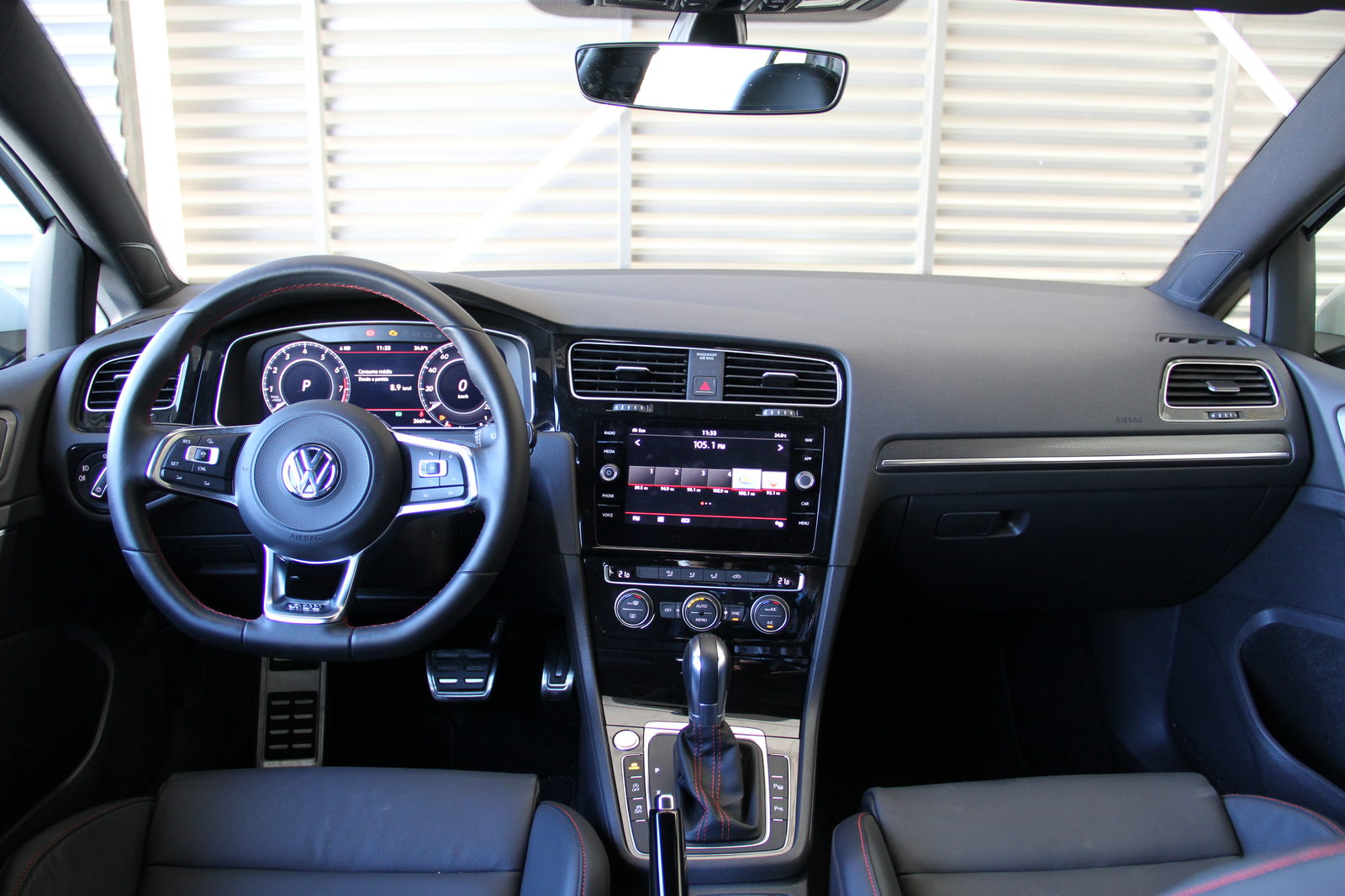 Itens como ar-condicionado automático bizona e retrovisor eletrocrômico vinham de série no Golf GTI