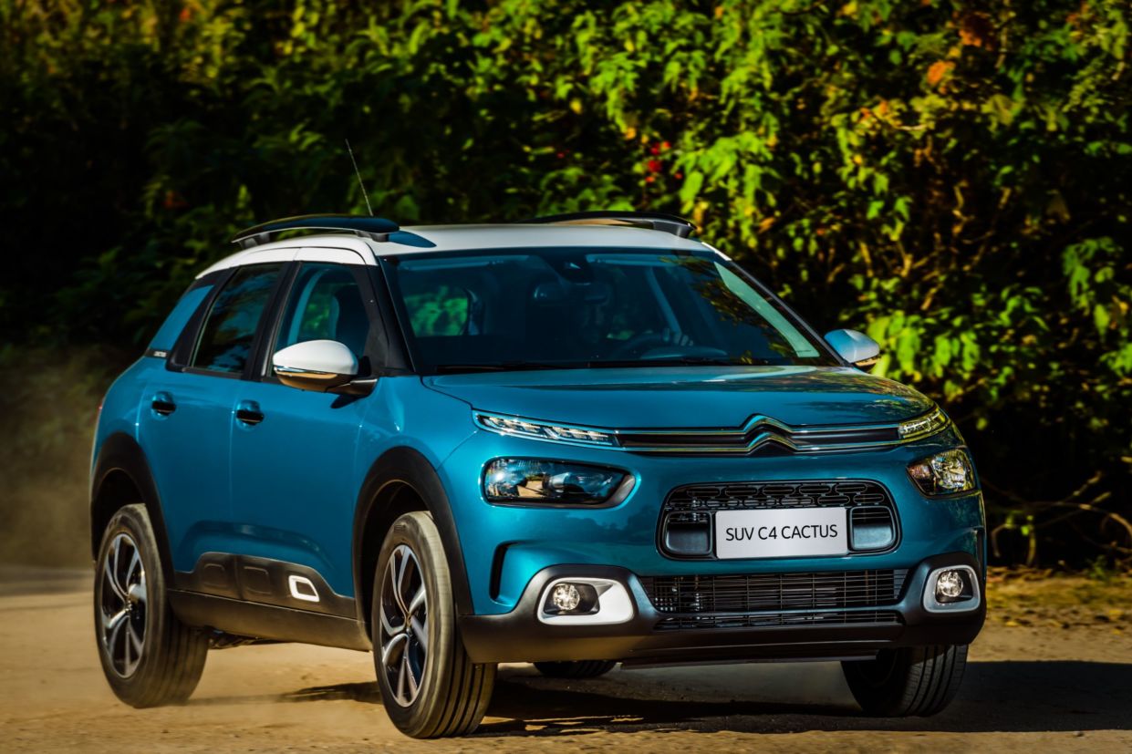 novo suv citroen c4 cactus azul em movimento