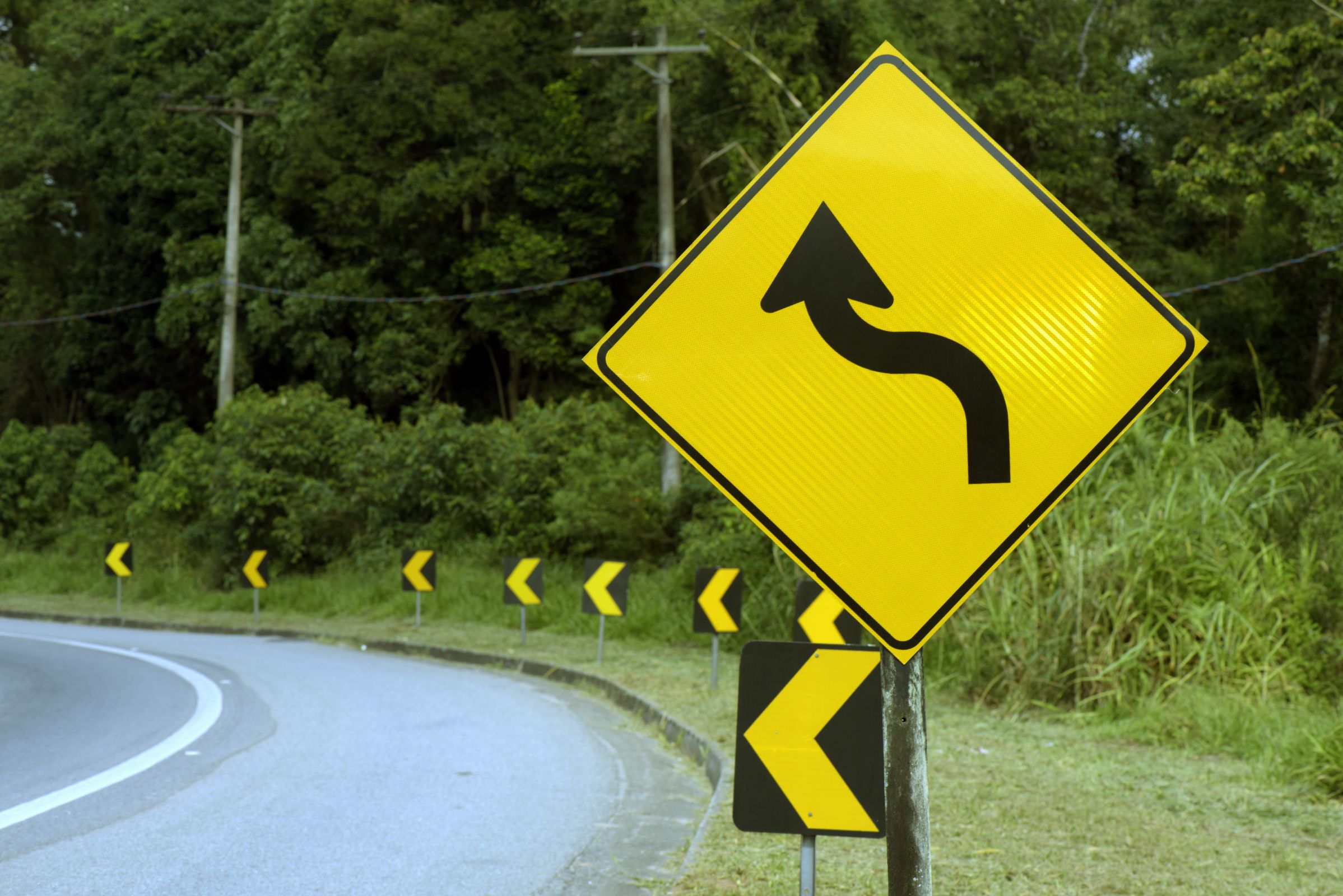 As cores das placas de trânsito são determinadas pelo Código de Trânsito Brasileiro. Elas podem indicar regulamentações, alertas e distâncias. Saiba mais.