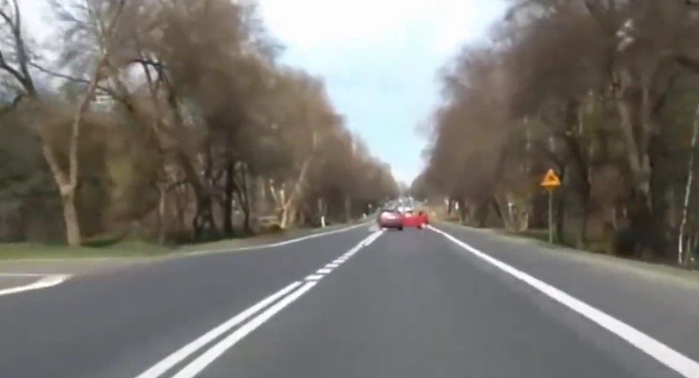 Selecionamos uma compilação de vídeos de acidente onde é possível observar onde o motorista errou, e como ele deveria ter agido.