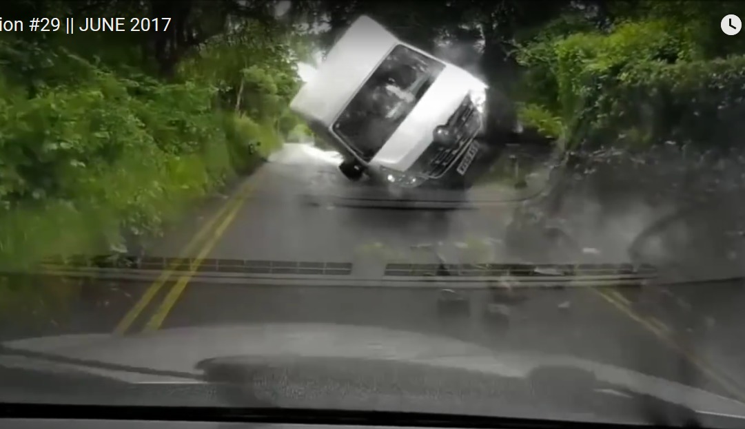 Selecionamos uma compilação de vídeos de acidente onde é possível observar onde o motorista errou, e como ele deveria ter agido.
