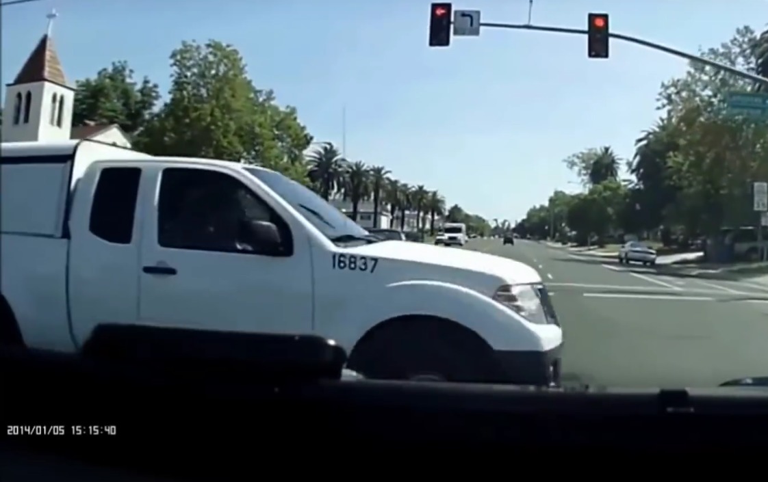 Selecionamos uma compilação de vídeos de acidente onde é possível observar onde o motorista errou, e como ele deveria ter agido.