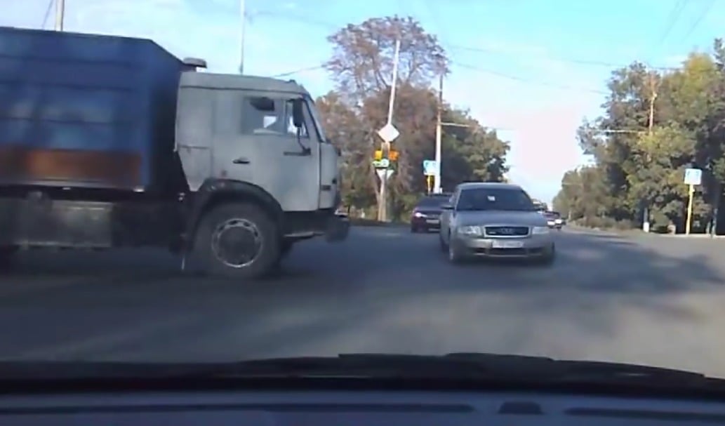 Selecionamos uma compilação de vídeos de acidente onde é possível observar onde o motorista errou, e como ele deveria ter agido.